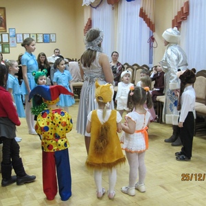 Снежинка (Андреечкина Марина) в хороводе ребят»